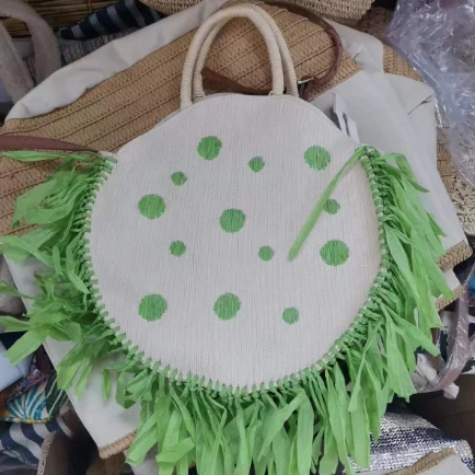 Grön pappersbroderi rundväska med tofsar
