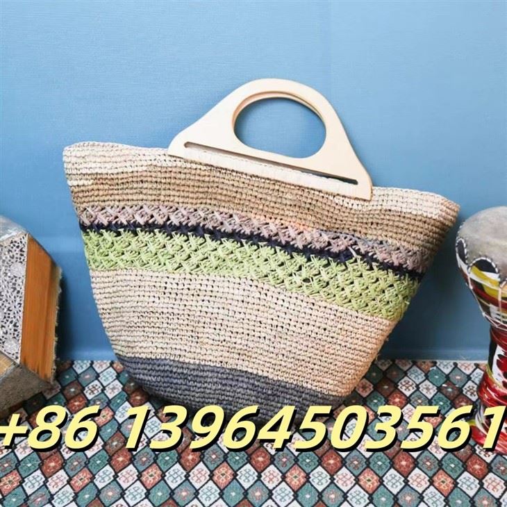 Raffia handväska med trähandtag