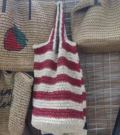 Red Stripe Virkad Handgjord Paper Straw Shopping Bag