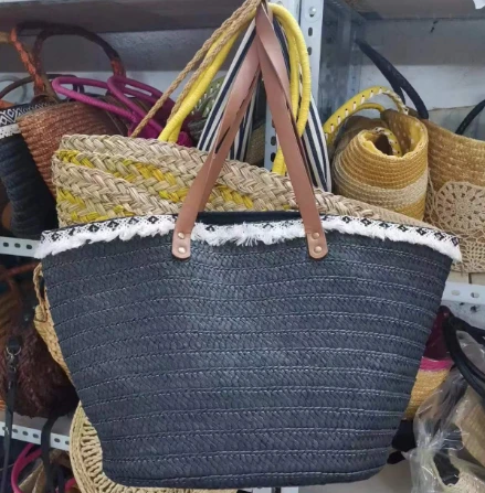Svart pappersvävd strandväska med spetsar