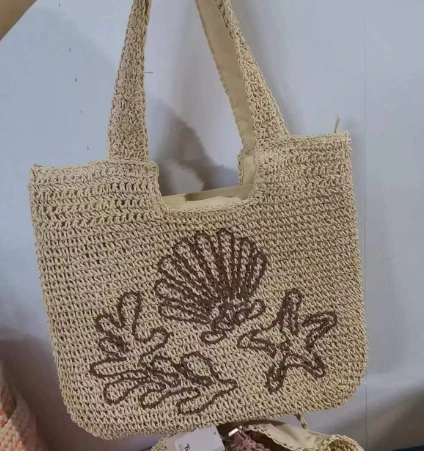 Virkad axelväska av papper med broderimönster