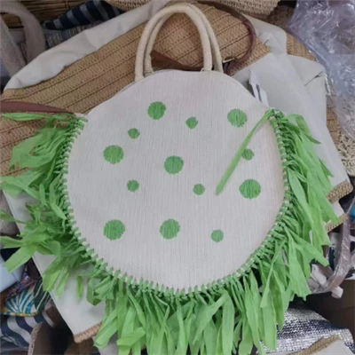 Grön pappersbroderi rundväska med tofsar