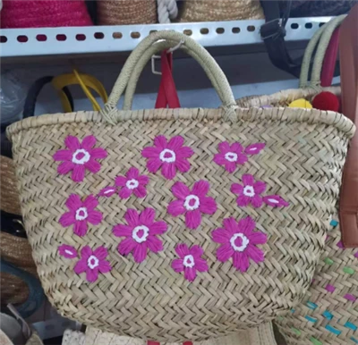 Naturlig halmväska med blommor