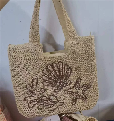 Virkad axelväska av papper med broderimönster